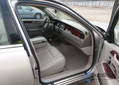 2003 Lincoln Town Car Signature z USA, uszkodzony, nr VIN 1LNHM82W33Y692358